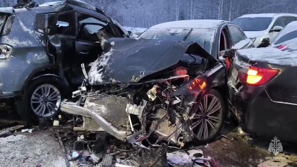 Первые машины начали покидать место массового ДТП на М-11 в Новгородской области Первые машины начали покидать место массового ДТП на М-11 в Новгородской области