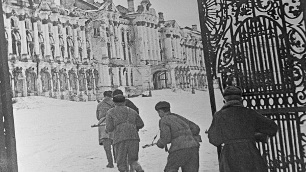 На Ростральных колоннах зажгли факелы в честь 80-летия снятия блокады Ленинграда