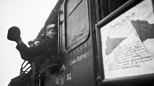 На Ростральных колоннах зажгли факелы в честь 80-летия снятия блокады Ленинграда