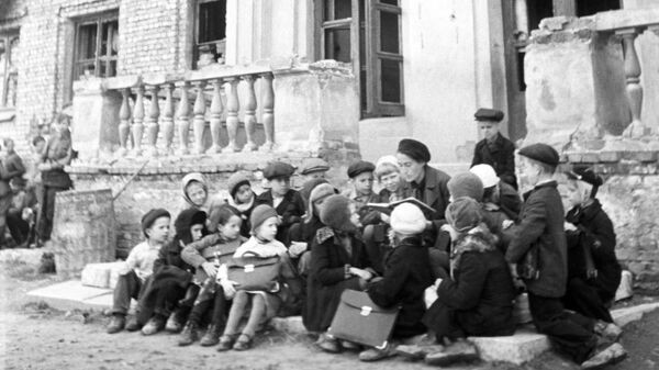 На Ростральных колоннах зажгли факелы в честь 80-летия снятия блокады Ленинграда