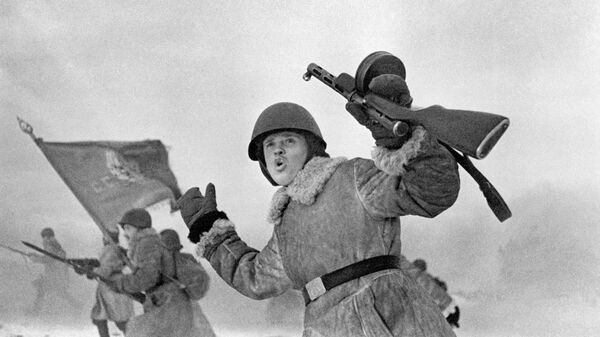 На Ростральных колоннах зажгли факелы в честь 80-летия снятия блокады Ленинграда