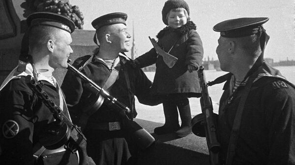 На Ростральных колоннах зажгли факелы в честь 80-летия снятия блокады Ленинграда