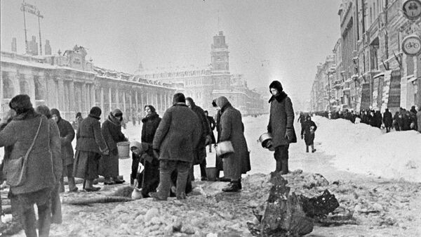 На Ростральных колоннах зажгли факелы в честь 80-летия снятия блокады Ленинграда