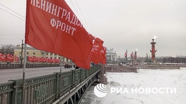 На Ростральных колоннах зажгли факелы в честь 80-летия снятия блокады Ленинграда
