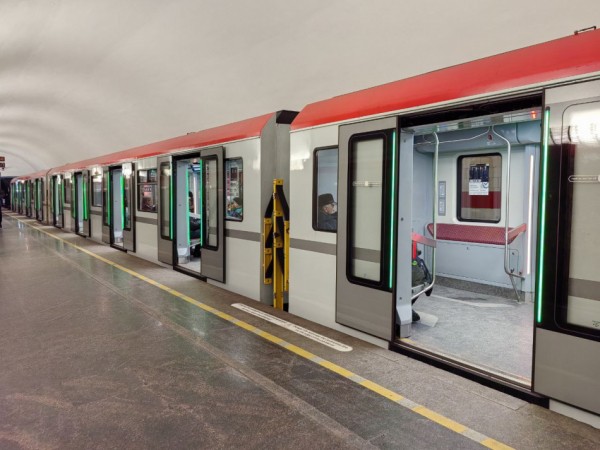 Петербуржца арестовали за проникновение в кабину машиниста метро Петербуржца арестовали за проникновение в кабину машиниста метро