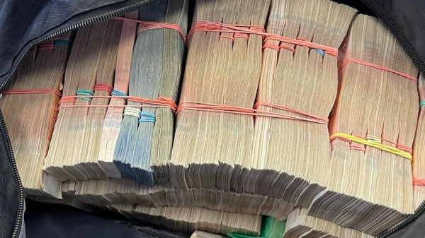 В Москве прохожий не дал злодею украсть сумку с 46 млн рублей из иномарки В Москве прохожий не дал злодею украсть сумку с 46 млн рублей из иномарки