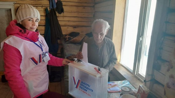 Избирком: в Башкирии урну для голосования привезли 92-летнему отшельнику Избирком: в Башкирии урну для голосования привезли 92-летнему отшельнику