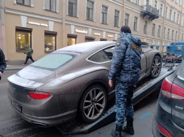 У жительницы Петербурга за долги арестовали «Бентли Континенталь» У жительницы Петербурга за долги арестовали «Бентли Континенталь»