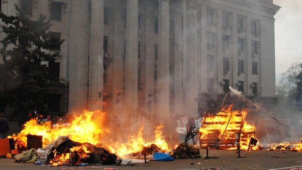 В Петербурге более 1500 активистов возложили цветы у бывшего консульства Украины В Петербурге более 1500 активистов возложили цветы у бывшего консульства Украины