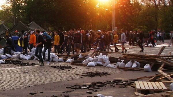 В Петербурге более 1500 активистов возложили цветы у бывшего консульства Украины В Петербурге более 1500 активистов возложили цветы у бывшего консульства Украины