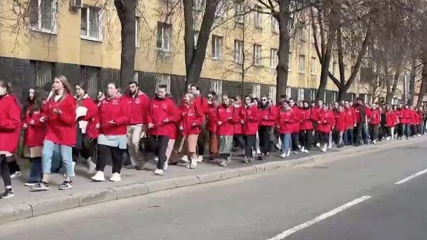 В Петербурге более 1500 активистов возложили цветы у бывшего консульства Украины В Петербурге более 1500 активистов возложили цветы у бывшего консульства Украины