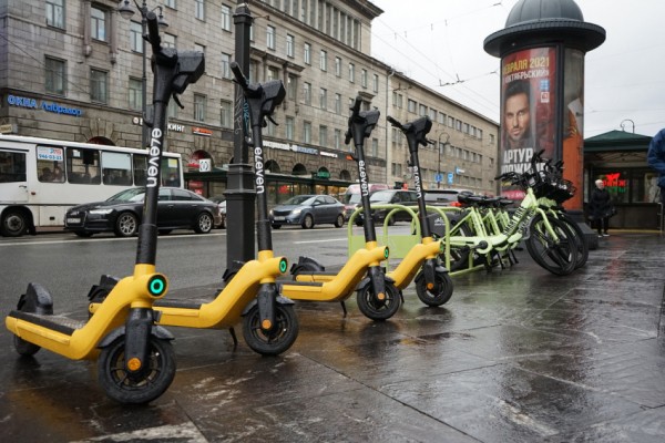 В Петербурге начали работать скауты-штраферы, которые взяли под контроль электросамокатчиков
