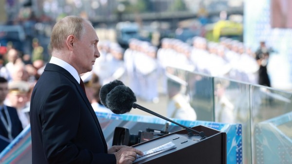 Путин поблагодарил музыкантов из КНР за участие в параде в день ВМФ в Петербурге