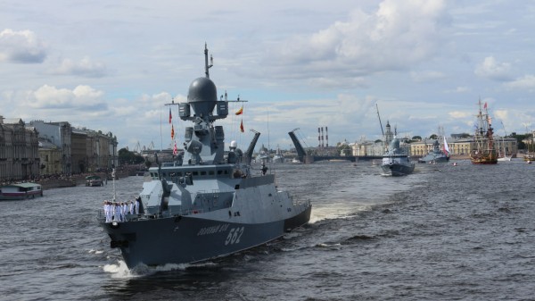 Из-за парада ВМФ в Петербурге запретят движение судов по Неве Из-за парада ВМФ в Петербурге запретят движение судов по Неве