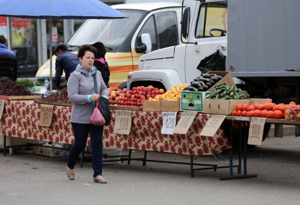 В Красном селе торговцы овощами пытались отбиться от сотрудников Смольного В Красном селе торговцы овощами пытались отбиться от сотрудников Смольного