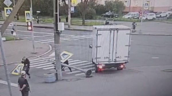 В Петербурге водитель столкнулся со светофором, который упала на школьницу
