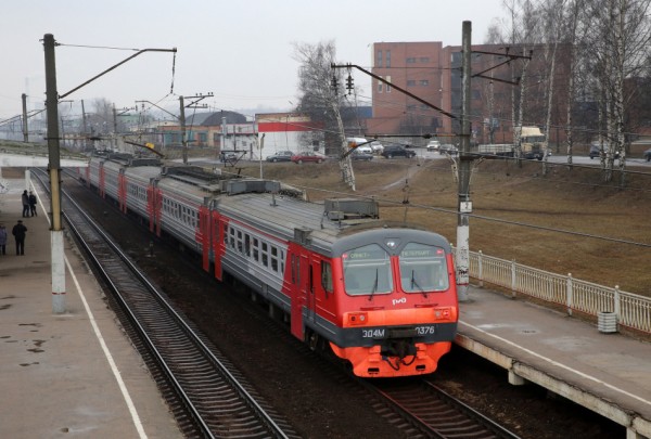 В Колпино человек упал под электричку В Колпино человек упал под электричку