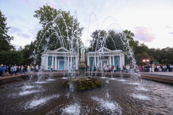 В Петергофе прошел осенний фестиваль фонтанов "Сказки Пушкина" В Петергофе прошел осенний фестиваль фонтанов "Сказки Пушкина"