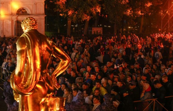 В Петергофе прошел осенний фестиваль фонтанов "Сказки Пушкина" В Петергофе прошел осенний фестиваль фонтанов "Сказки Пушкина"