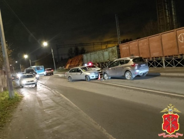 Внезапно оказался на &laquo;встречке&raquo;: в аварии в Колпино пострадал 10-летний ребенок