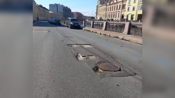 Яма глубиной 30 см: прокуратура обратила внимание на &laquo;достопримечательность&raquo; у реки Мойки