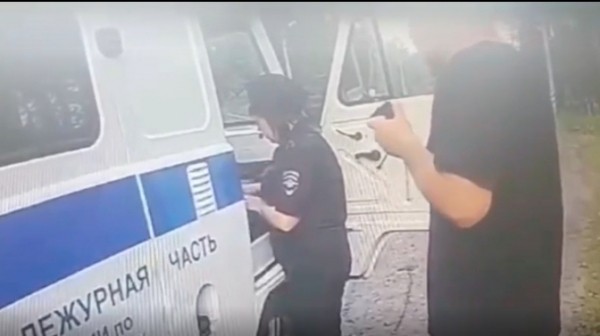 Непутевый охотник за контентом: в Ленобласти блогер снял полицейских на видео и стал фигурантом трех уголовных дел Непутевый охотник за контентом: в Ленобласти блогер снял полицейских на видео и стал фигурантом трех уголовных дел