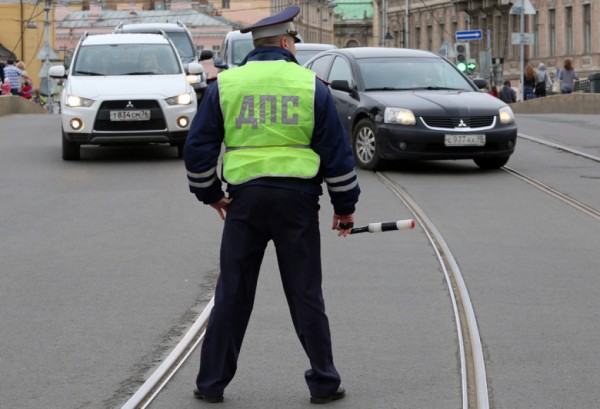 В Петербурге поймали юношу, который косплеил сотрудника ДПС без водительских прав