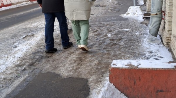 Двое петербуржцев попали в больницу из-за падения на гололеде Двое петербуржцев попали в больницу из-за падения на гололеде