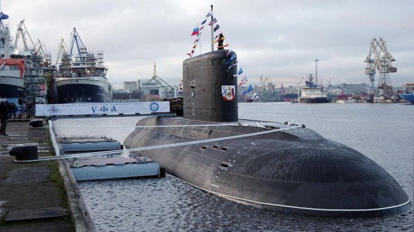 Подлодка ТОФ "Уфа" в сопровождении буксира посетила индонезийский порт Сурабая Подлодка ТОФ "Уфа" в сопровождении буксира посетила индонезийский порт Сурабая