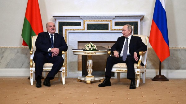 "Пул Первого": Путин и Лукашенко в среду общались один на один порядка 1,5 часа "Пул Первого": Путин и Лукашенко в среду общались один на один порядка 1,5 часа