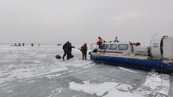В Петербурге спасатели доставили на берег со льда в Финском заливе 40 рыбаков В Петербурге спасатели доставили на берег со льда в Финском заливе 40 рыбаков