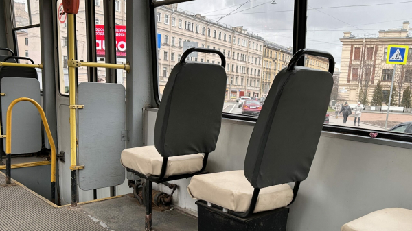 Спасают в операционной: неизвестный толкнул петербуржца под троллейбус на Генерала Кравченко