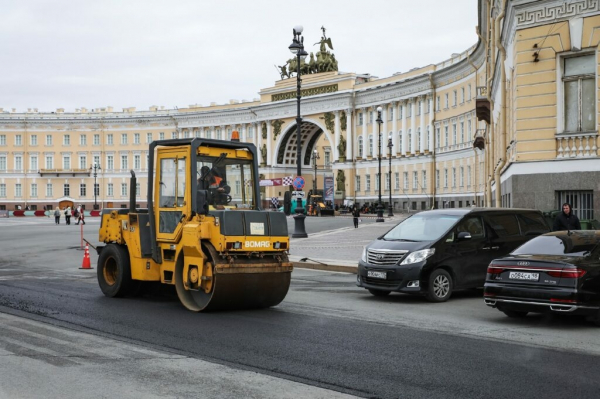 Петербургские дорожники ремонтируют Дворцовую площадь перед майскими праздниками