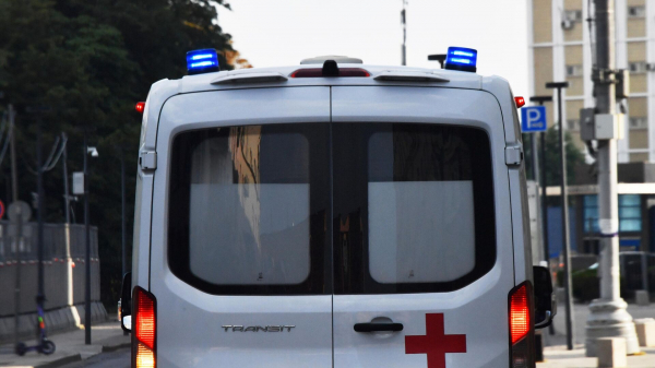 В Петербурге девушка попала в больницу из-за упавшей ей на голову части окна В Петербурге девушка попала в больницу из-за упавшей ей на голову части окна