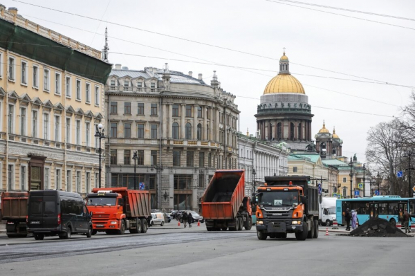 Петербургские дорожники ремонтируют Дворцовую площадь перед майскими праздниками
