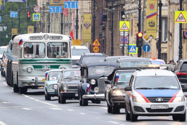 В Петербурге в параде ретротехники приняли участие свыше 320 ретро-автомобилей В Петербурге в параде ретротехники приняли участие свыше 320 ретро-автомобилей