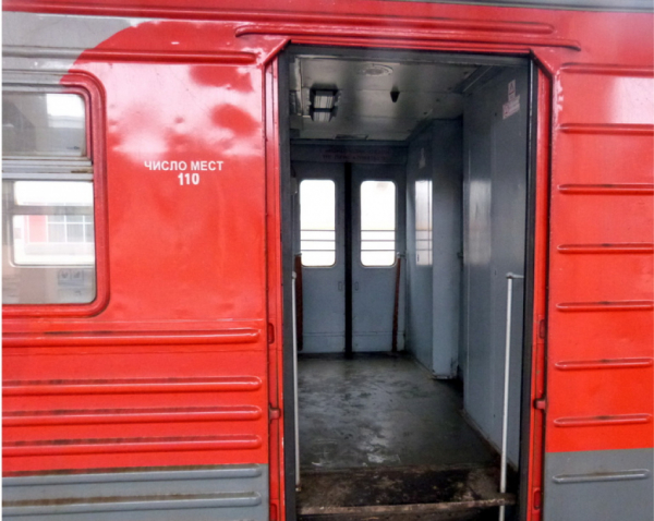 Электропоезд сбил подростка в наушниках под Петербургом Электропоезд сбил подростка в наушниках под Петербургом