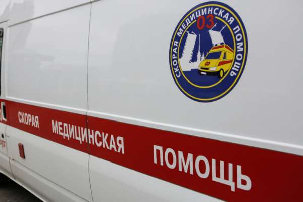 В Красногвардейском районе Петербурга автомобиль врезался в дерево, пострадали двое