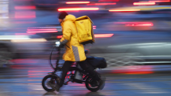 В Петербурге мигрантам запретили работать курьерами до конца 2025 года В Петербурге мигрантам запретили работать курьерами до конца 2025 года