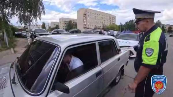 Полиция Петербурга провела рейд на автофестивале у &laquo;Охта Молла&raquo; и выявила десятки нарушений среди участников мероприятия