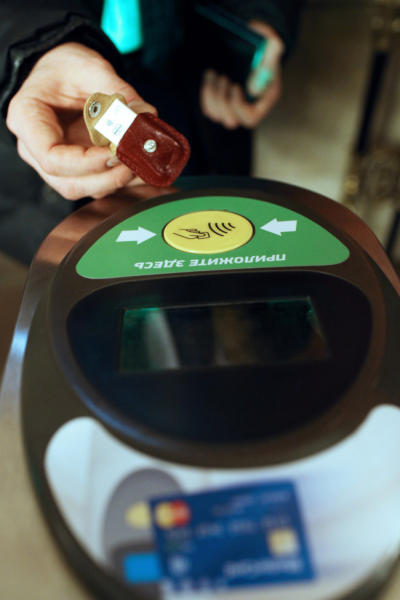 Мошенники осваивают новые схемы кражи денег через бесконтактную оплату в метро