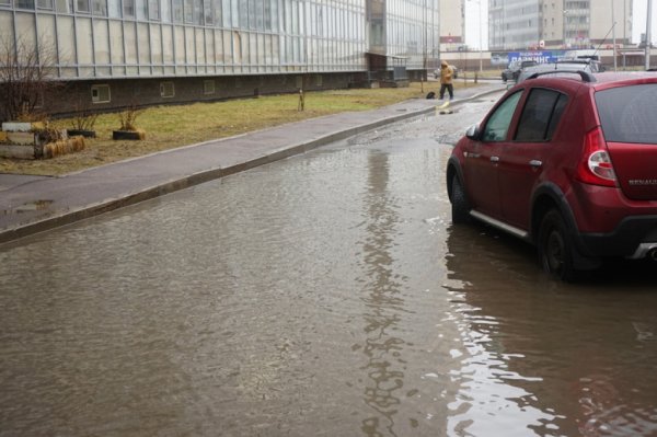 Сильный ливень с градом прошел по Петербургу и вызвал подтопления в районах города